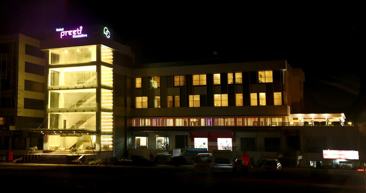 Hotel Preeti Executive Satara Esterno foto